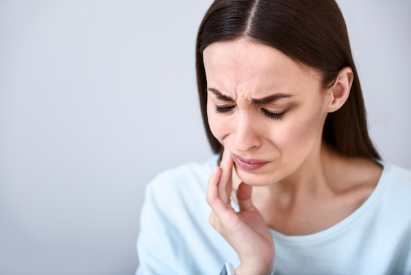 woman experiencing jaw pain