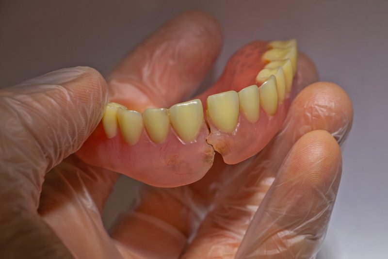 Dentures Fitting Poorly? See Troubling Signs in Pictures